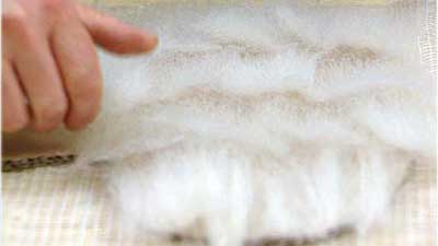 Schafswolle ist atmungsaktiv und hat einen hohen Dämmwert.